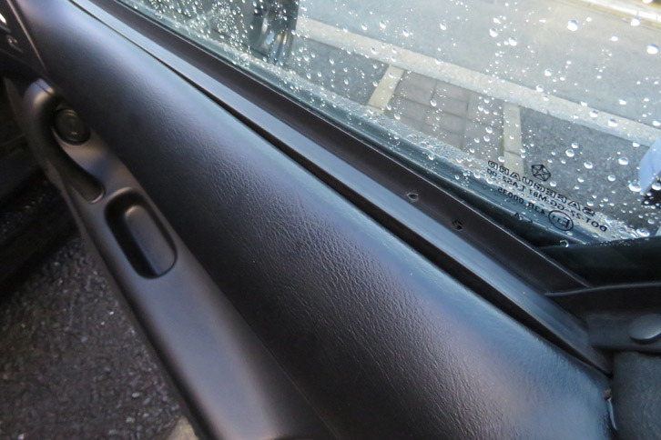 内側へ向けてゆがんだウィンドウモールと、浮き上がったドアの内張りの隙間に注目。今はなき、往年のアメリカンクオリティーである。