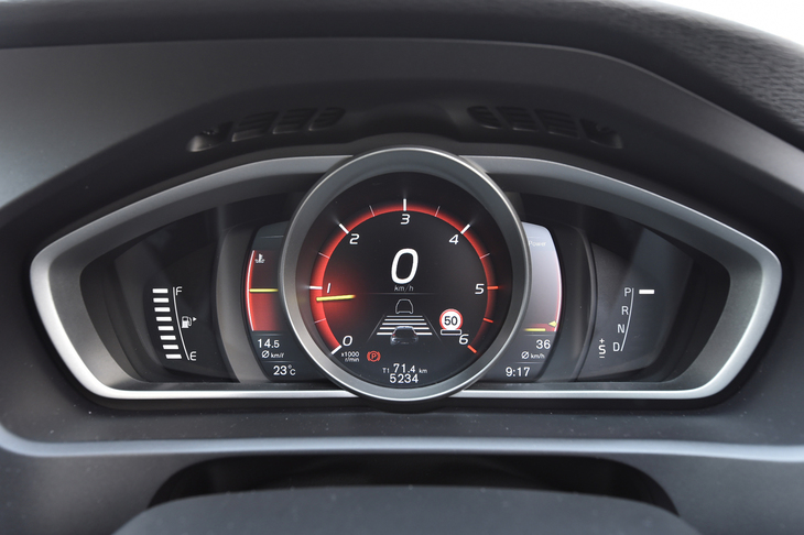 カラー表示のウイング型メーターパネル。3タイプのテーマカラー（Elegance／Eco／Performance）が用意される。