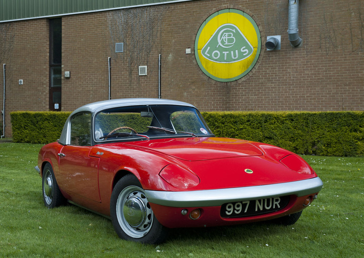 1962年から1973年までつくられた初代「ロータス・エラン」。スポーツカー史に残る傑作のひとつで、リトラクタブルライトを持つスタイリングは「NAロードスター」にも影響を与えた。