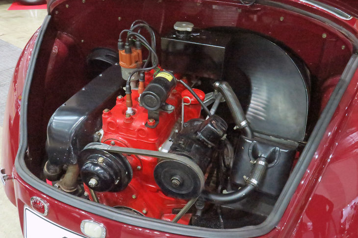 フェルデナント・ポルシェが設計を手がけた「メルセデス・ベンツ170H」は、「フォルクスワーゲン・タイプI」と同じくリアにエンジンを搭載していた。