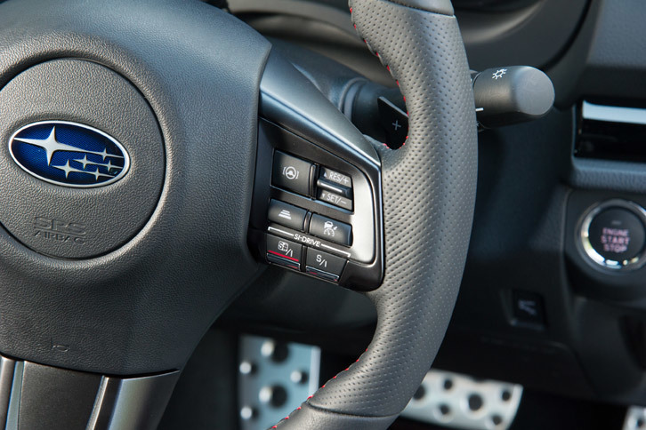 ステアリングホイールに備わる「アイサイト・ツーリングアシスト」の操作スイッチ。操舵支援機能のオン／オフを除けば、操作方法は通常の前走車追従機能付きクルーズコントロールと変わらない。