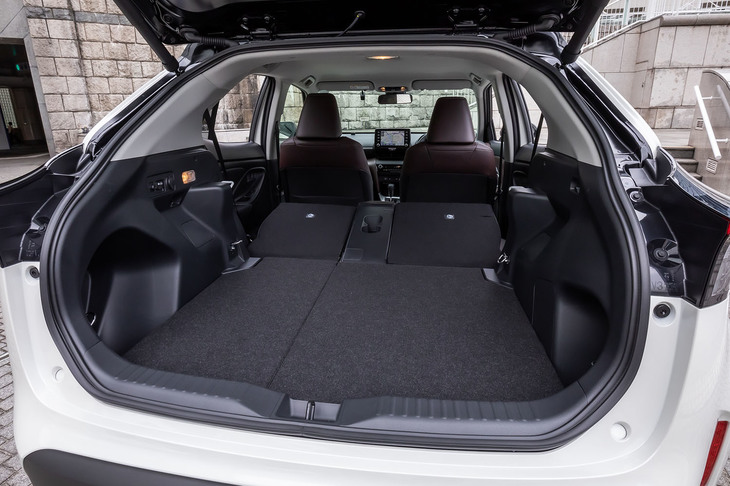 ガソリンエンジンのFF車における荷室容量は、5人乗車の通常使用時で390リッター。後席の背もたれを前方に倒せば、簡単に荷室を拡大できる。