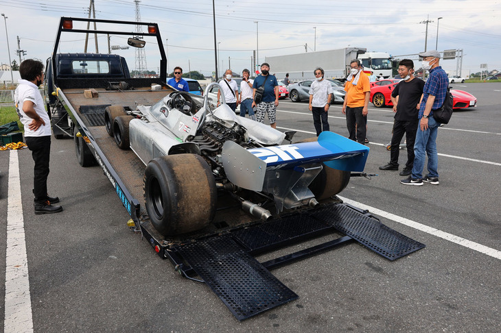 2021年と同様、むき出しでセーフティーローダーに積まれて会場に到着した「ティレルP34」レプリカ。この時代なら「ティレル」じゃなくて「タイレル」だろうという声があることは承知しているが、ここでは「ティレル」で統一させていただく。