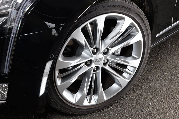 タイヤサイズは前後共通で245/40R20。シルバー塗装の20インチアルミホイールが組み合わされる。