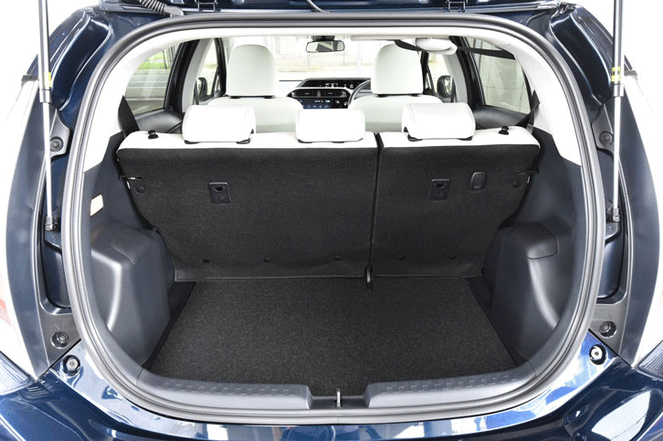 荷室の容量は、後席の背もたれを前方に倒すことで拡大可能。トノカバーは備わらない。（写真をクリックすると荷室のアレンジが見られます）