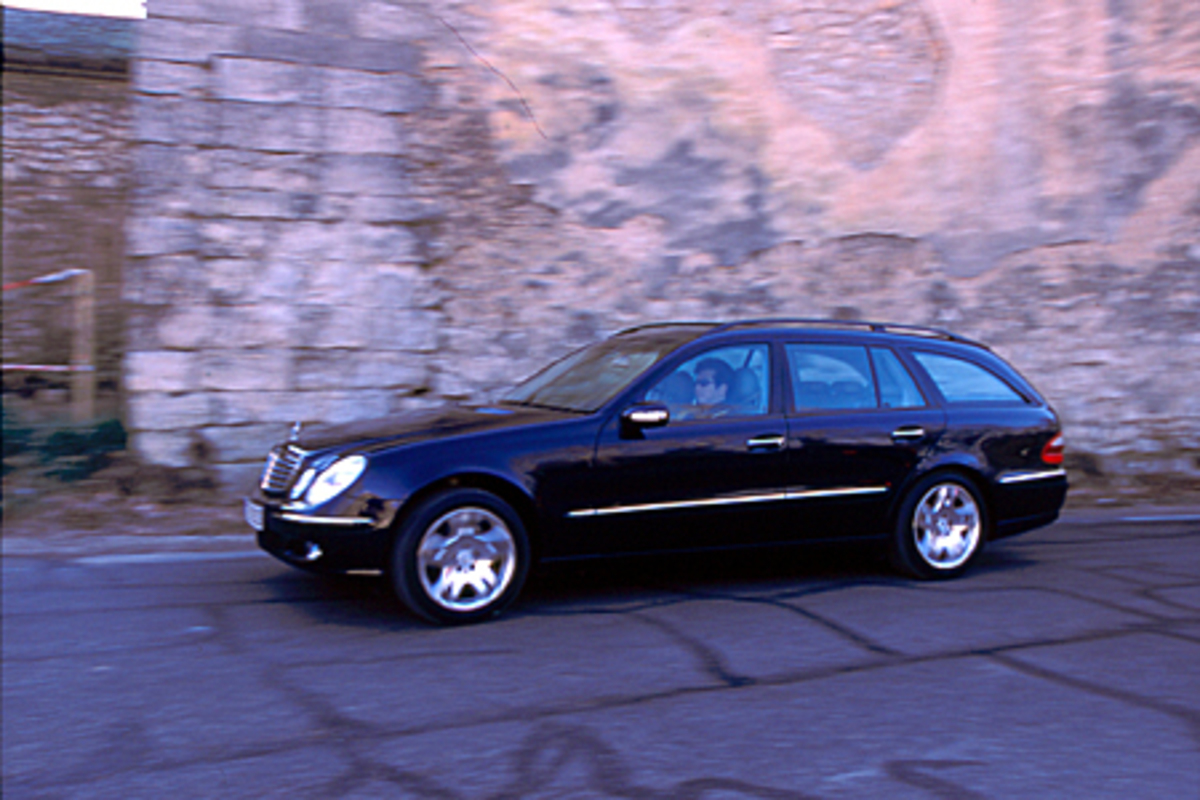 京商　メルセデスベンツ　ステーションワゴン　Eクラス Amazon | 京商 メルセデス ベンツ Eクラス ワゴン 1/18 ミニカー