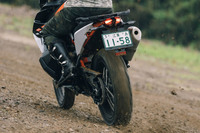 足元の仕様は、衝撃吸収性に優れるスポークホイールにメッツラーのエンデューロタイヤ「カルー3」の組み合わせだ。