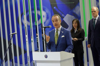 ニコル・グループCEOのニコ・ローレケ氏。「B5ビターボ ツーリング」の0-100km/h加速タイムと最高速度がかつての「フェラーリF50」と同じであることを誇らしげに語った。