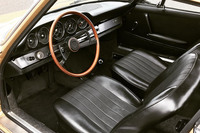 5つのメーターを水平に並べた901型「911」のインストゥルメントパネルの基本デザインは、最新の911にまで綿々と受け継がれている。