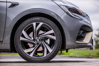 ウォームチタニウムアクセント付きの17インチアロイホイールは「ルーテシアE-TECHエンジニアード」の専用アイテム。試乗車はこれに205/45R17サイズの「コンチネンタル・エココンタクト6」タイヤを組み合わせていた。