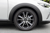 「CX-3」のタイヤサイズは全グレード共通で215/50R18。エントリーグレードの「20S」と「XD」のみに、オプションで215/60R16サイズのタイヤも用意されている。