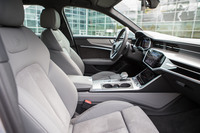 強化されたボディー剛性や改善された空力特性、ふんだんに用いられた吸音材・遮音材などにより、車内の静粛性は非常に高い。