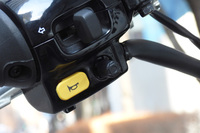 そんな液晶メーターの操作は、ホーンボタンの右隣にあるツマミ式のコントローラーと、スイッチボックスの反対側にあるホームボタンで行う。