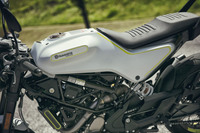 バイク全体のユニークなフォルムに加え、シートと一体となったカウル、ハイコントラストな色使いにイエローの差し色など、「ヴィットピレン401」は2014年に発表されたコンセプトモデルそのままのイメージで登場した。