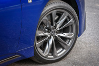 “Fスポーツ”には専用の20インチランフラットタイヤとダークプレミアムメタリック塗装のホイールが備わる。タイヤサイズは前が245/45RF20で後ろが275/40RF20。テスト車にはブリヂストンの「トランザT005」が装着されていた。
	 