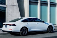 外観においては、先代以上にロー＆ワイドなフォルムが特徴とされる。