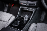 熟練した職人が手作業で仕上げるというオレフォス社製の「クリスタルシフトノブ」は、「テイラードウールブレンド」のシートとセットとなるオプションアイテム。