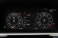 ランドローバーは、いち早くメーターに液晶パネルを採用したブランド。選択される走行モードによって、メーターのカラーリングが変更されるほか、中心部の情報表示も任意に変更が可能だ。