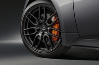 職人が一本ずつ手作業で仕上げる“Fスポーツ モードブラックS”のBBS製専用鍛造アルミホイール。