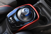 
	日産の電動化車両ではおなじみのデザインを踏襲したシフトセレクター。「e-POWER NISMO」よりも「Bレンジ」の走行モードが2つ増え、全部で6つのドライブモードを備える。
	
