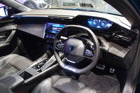 進化したプジョー独自設計の「i-Cockpit（iコックピット）」を採用。「GT」グレードのメーターは3D表示となり、速度などの重要な情報を手前に表示することで、素早い読み取りが可能になるという。