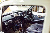 イギリスから輸入したラリー仕様フォード・エスコートの仕事場。ワークスカーなので装備は完璧。