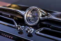 センターコンソール中央部にブライトリングのアナログ時計を配置。ベントレーとブライトリングは、腕時計でもコラボレーションを展開している。従来モデルで2つ配置されていたブルズアイ型のエアコン吹き出し口は、写真の形状に改められた。