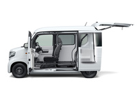 4座仕様の「N-VAN e： L4」。写真は運転席以外のシートを床下に収納した様子。助手席側のセンターピラーをなくすことで実現した大開口部などの特徴は「N-VAN」から受け継がれている。