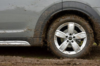 今回試乗した「クーパーS」のタイヤサイズは225/55R17。オプションで、19インチサイズのホイールとタイヤも用意されている。