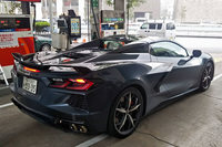 GMジャパンへの返却前、ガソリンスタンドにて給油を受ける「コルベット コンバーチブル」の図。このお尻の長い姿も、コルベットの歴史に組み込まれていくんだろう。