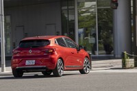 1.3リッターガソリンターボモデルとの識別点はほとんどない。「E-TECH HYBRID」のバッジ以外だと、テールパイプレスのリアバンパーくらいだ。