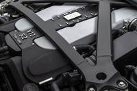 2基のターボで過給される5.2リッターV12エンジン。最高出力639ps、最大トルク71.4kgmを発生する。