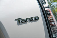 車体色は標準車が9種類、「カスタム」が8種類。カスタムで白、青、赤の車体色を選んだ場合、ルーフを黒で塗り分け、ボディーサイドに黒の装飾パネルが備わるツートンカラー仕様も選択できる。