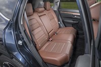「CR-V」の後席空間も広々としてルーミーだ。先代モデルよりも足元空間を広げたり、シートバックを長くしたりして居住性を高めている。ガソリンモデルには3列目シートの用意もある。