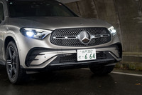 「GLC350e 4MATICスポーツ エディションスター」はAMGラインのエクステリアとインテリアが標準。グリルは小さなスリーポインテッドスターの組み合わせで形成される。