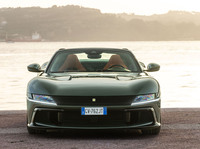 フロントまわりのデザインは、往年の名車「365GTB/4（通称：デイトナ）」をほうふつとさせる。