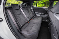 フロントシートと同じく、ブラックのウルトラスエード表皮が用いられたリアシート。背もたれには60：40の分割可倒機構が備わっている。頭上や足元の広さなどは、ベースモデルと変わらない。