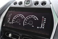 中央のモニターには、インフォテインメントの情報だけでなく、写真のようにエンジンが発生する出力とトルクを表示することもできる。