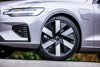 「V60ウルトラT6 AWDプラグインハイブリッド」には、19インチの6本スポークデザインホイールが標準で装備される。今回の試乗車両は235/40R19サイズの「ミシュラン・プライマシー4」タイヤを組み合わせていた。