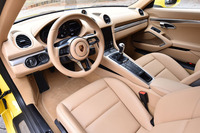 「ルクソールベージュ」カラーでコーディネートされた、テスト車のインテリア。オプションの「レザーインテリア」も選択した結果、シート表皮やダッシュボード、ドアパネルが本革仕立てとなっている。