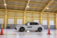 屋内氷盤試験場で、新品の「アイスガード6 iG60」と人工的に4シーズン経過した状態にした同製品の比較試乗を行った。写真は新品の走行シーン。