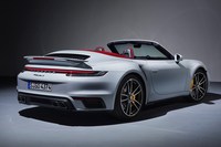 「ポルシェ911ターボSカブリオレ」の最高速は330km/hにも達する。