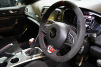 リム全周をアルカンターラ巻きとしたステアリングホイールは「トロフィーR」専用。