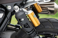 サスペンションは前がショーワ製φ45mm倒立フォーク、後ろがピギーバック式のリザーバータンクを備えたオーリンズ製ツインショックとなっている。