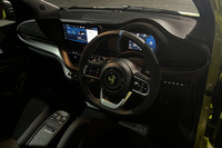 インストゥルメントパネルやステアリングホイール、ヘッドレスト一体型スポーツシートなどにアルカンターラを使用。高級感も演出されている。ステアリングホイールにはブルーのセンターマークが入る。