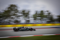 メルセデスのハミルトン（写真）は、今季2度目の2位フィニッシュ。前戦モナコGPで大幅アップデート版「W14」を投入したメルセデス勢は、金曜日こそセッティングを合わせ込むのに苦労し、ハミルトンも「Q3突破はできないかも」と不安のコメントを残していたが、土曜日の予選になると見違えるようなスピードで上位進出、ハミルトンは5番手タイム、ピエール・ガスリーの降格ペナルティーで4番グリッドとポディウムが狙えるポジションを得た。レースではスタート直後にランス・ストロールに抜かれるもすぐに抜き返し、フェラーリのサインツJr.がタイヤ交換のためピットに入ると2位へ。以後、そのポジションを脅かすものは出なかった。（Photo=Mercedes）