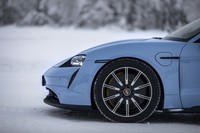 テスト車にはオプションの20インチホイールと、グッドイヤーのウインタータイヤ「ウルトラグリップ」が装着されていた。