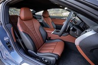 試乗車のインテリアは、オプションアイテムとなるBMWインディビジュアルエクステンドレザーメリノを装備。写真のブラウンとブラックを含むバイカラー仕様はオプションで、標準仕様はアイボリーとコニャックの単色2タイプの設定となる。