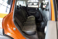 リアシートは4：2：4の3分割可倒式で、スライドおよびリクライニング調整機構も備わる。