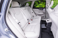 「インスクリプション」グレードの後席。背もたれには60：40の分割可倒機構に加え、スキーホールが備わっている。